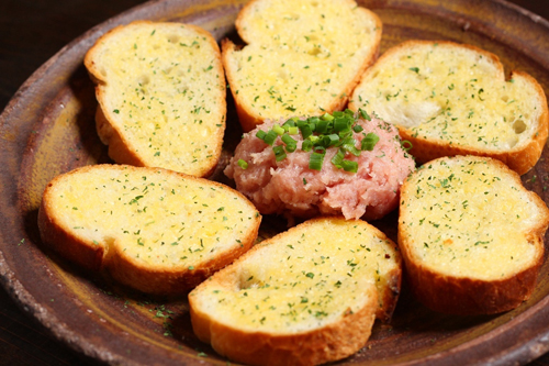 まぐろのタルタル　ガーリックトースト添え